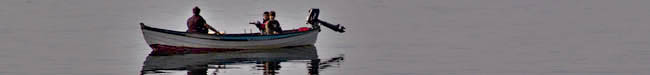Foto: Liten båt med tre personer och aktersnurra - © BoProd Media: Webbdesign i Kungälv