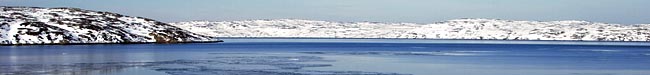 Foto: Blått vatten med is och snölandskap
