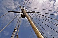 [#1682s] segelskuta, segelfartyg, mast, rep, taljor, blå himmel, vita moln