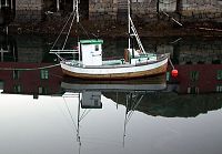 [#522n] Liten fiskebåt, träbåt,spegling