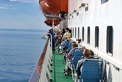[#557s] Passagerare solar på däck, hav, fartyg, hurtigruten